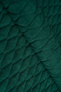 Dämpad grangrön Uttario velvet 3D – quiltad velour med bladmönster (bild 1 av 3)