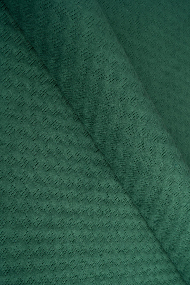 Dämpad grangrön Uttario velvet 3D – quiltad velour med fint vågmönster (bild 1 av 3)