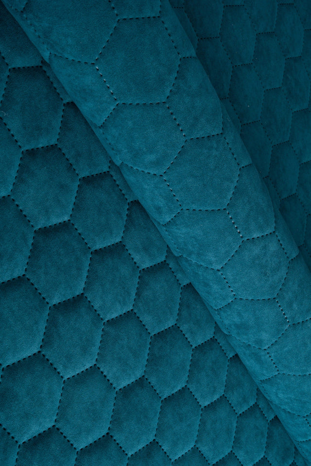 Mörk fjordblå Uttario velvet 3D – kviltad velour med sexkantsmönster (bild 1 av 3)