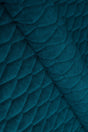 Mörk fjordblå Uttario velvet 3D – kviltad velour med bladmönster (bild 1 av 3)