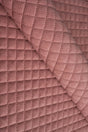 Mjuk korallrosa Uttario velvet 3D – quiltad velour med rutmönster (bild 1 av 3)