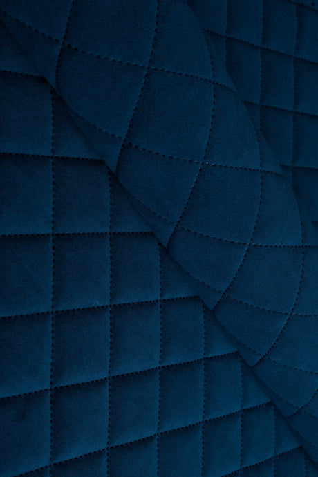 Mörk safirblå Uttario velvet 3D – quiltad velour med solfjädersmönster (bild 1 av 3)