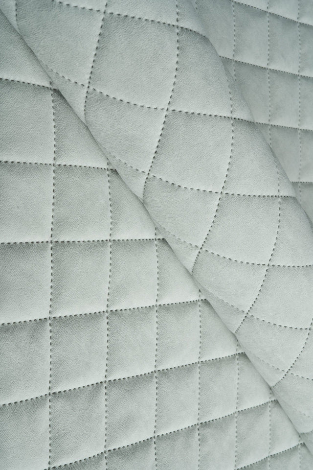 Mjuk isgrå Uttario velvet 3D – quiltad velour med solfjädersmönster (bild 1 av 3)