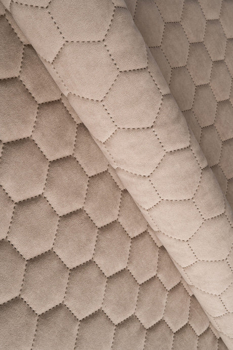 Varm dynbeige Uttario velvet 3D – quiltad velour med sexkantsmönster (bild 1 av 3)