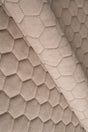 Varm dynbeige Uttario velvet 3D – quiltad velour med sexkantsmönster (bild 1 av 3)