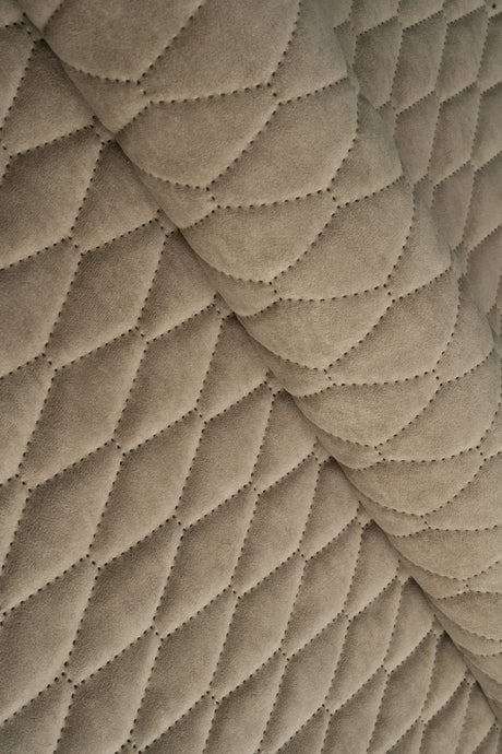 Varm dynbeige Uttario velvet 3D – quiltad velour med bladmönster (bild 1 av 3)