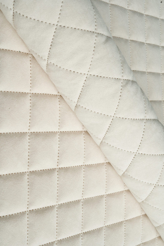 Mjuk pärlvit Uttario velvet 3D – quiltad velour med solfjädersmönster (bild 1 av 3)