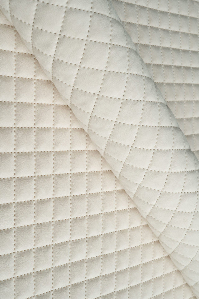 Mjuk pärlvit Uttario velvet 3D – quiltad velour med rutmönster (bild 1 av 3)
