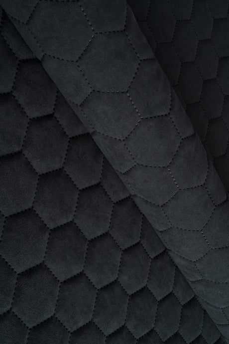 Mörk grafitsvart Uttario velvet 3D – kviltad velour med sexkantsmönster (bild 1 av 3)