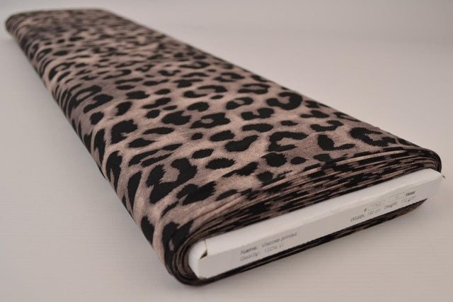 Beige & cognac viscosetyg med leopardtryck (bild 2 av 9)