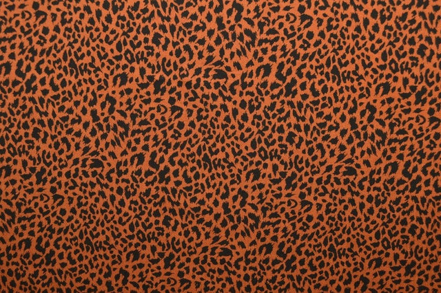 Koppar & svart viscosetyg med mini leopardtryck (bild 3 av 9)