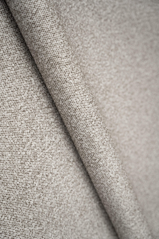 BLEK TAUPEBEIGE ZORA MÖBELTYG – SLITSTARK & LJUSÄKTA